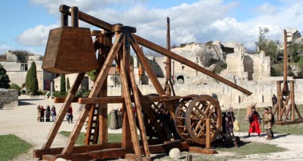 На что способен требушет — метательное оружие, изменившее военное искусство