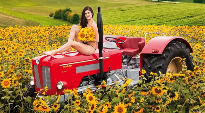 Контраст женственности и тяжёлой техники в сельском пейзаже