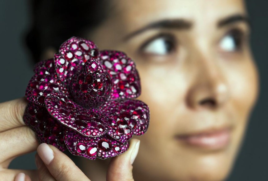 рубиновая брошь Лили Сафра на аукционе