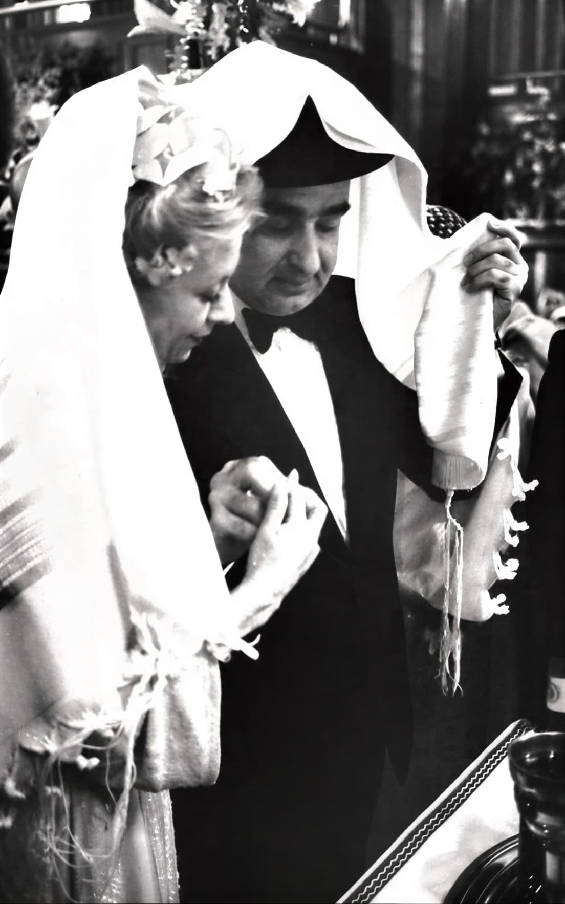 Лили и Эдмонд Сафра в день своей свадьбы в синагоге Женевы в июле 1976 года