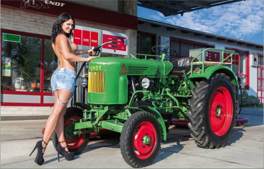 Как заправишь, так и поедешь: девушка у заправки трактора