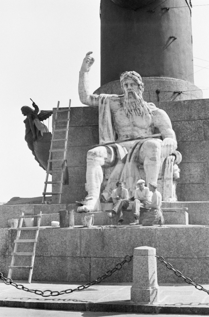 Завтрак у Ростральных колонн, Санкт-Петербург, 1968 год, фото Пальмина