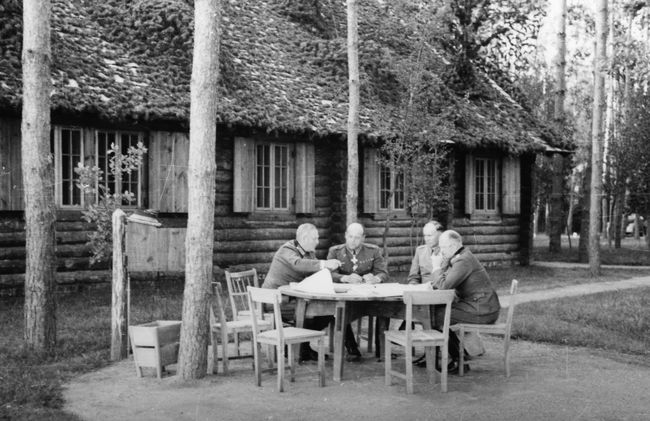 Военное совещание в ставке Вервольф, 1942 год