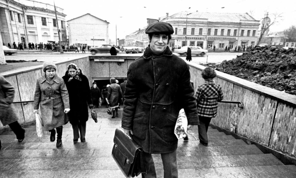 Подземный переход у метро Новослободская с художником Владимиром Янкилевским, Москва, 1975 год, фото Пальмина