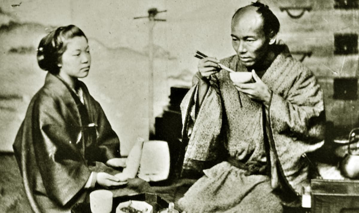 Фотография конца XIX века: японский самурай обедает с помощью палочек