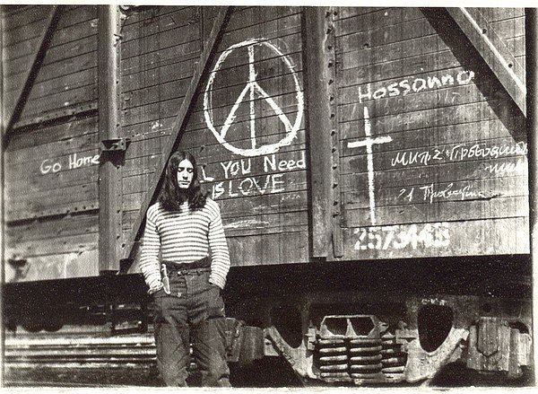 Молодой советский хиппи возле вагона с пацификом