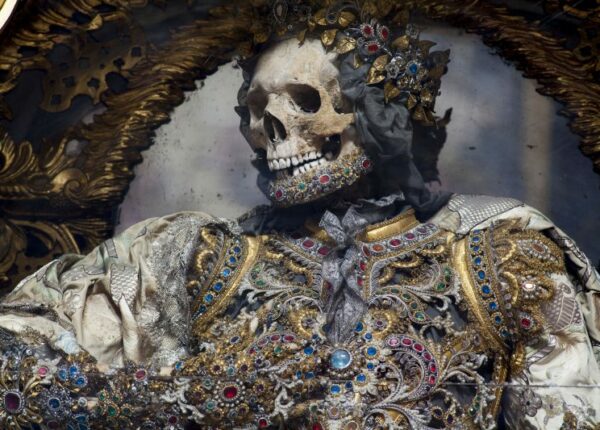 Христианские реликвии: как в Средние века добывали, продавали и подделывали святыни