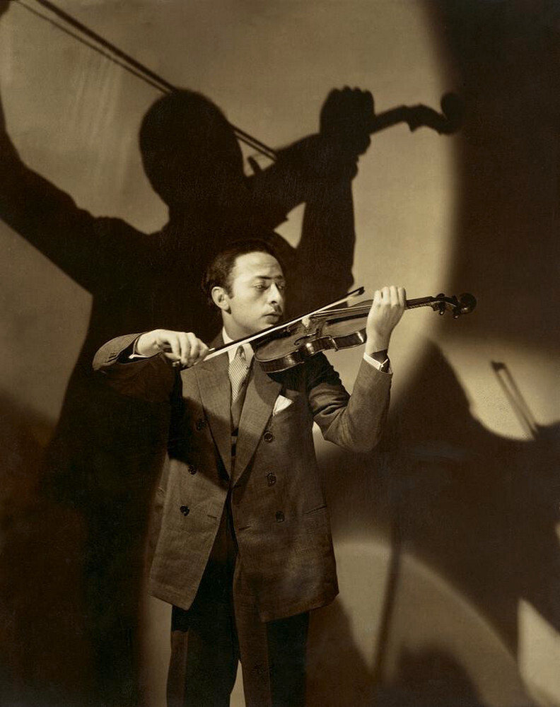 Яша Хейфец играет на скрипке, фотография Стайхена 1928 года