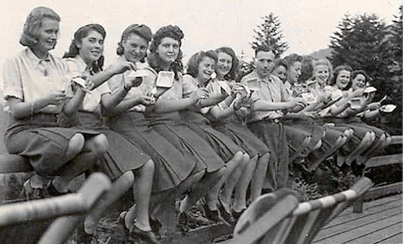 Надзирательницы СС на отдыхе в концентрационном лагере