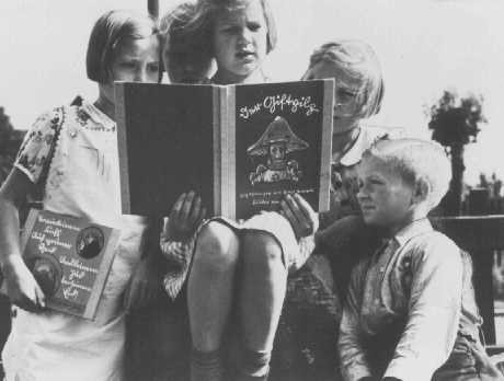 Немецкие школьники с учебниками, 1938 год