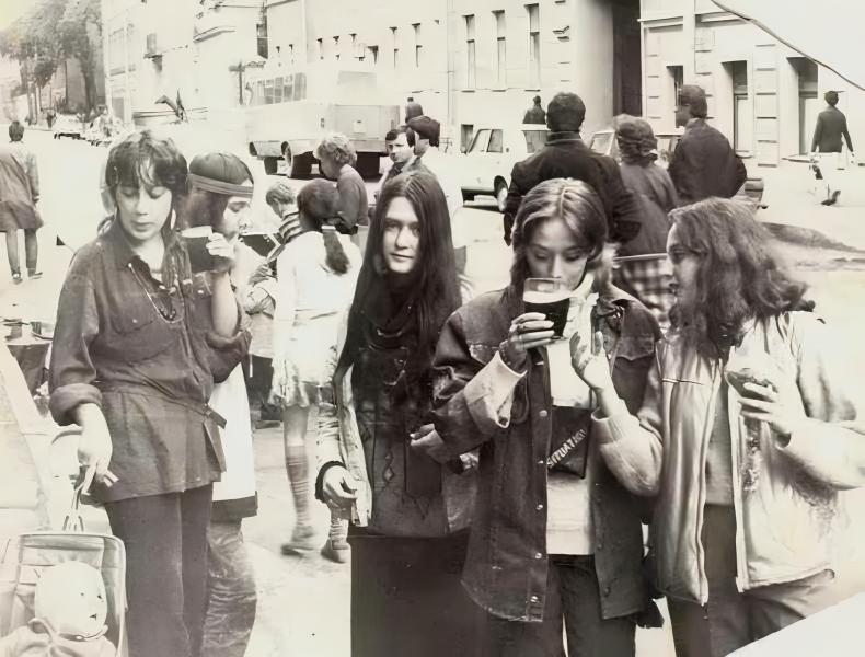 Группа девушек-хиппи у входа в кафе Сайгон, Ленинград 1980-е