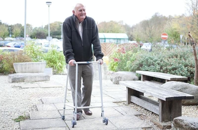 Пожилой мужчина с ходунками