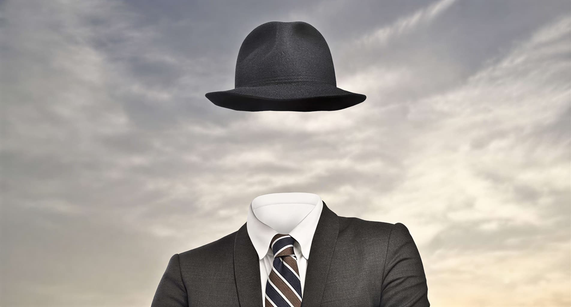 Классический голливудский образ Человека-невидимки в широкополой шляпе и длинном пальто, бинты на лице