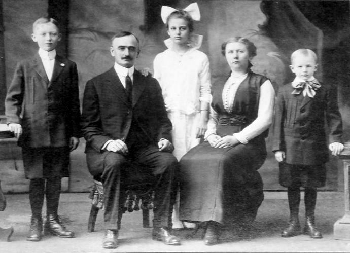 Семья Трампов в 1915 году с молодым Фредом Трампом