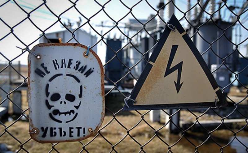 Сравнение старого и нового знаков опасности электричества