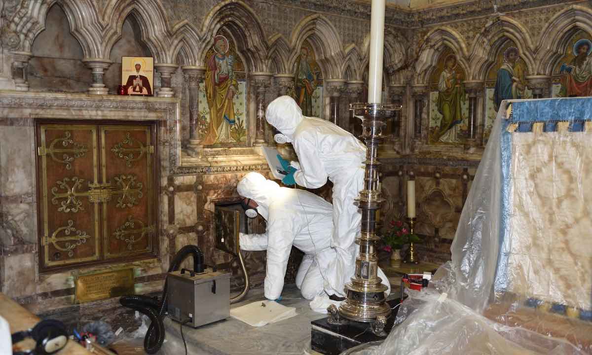 Ученые проводят исследование мощей преподобной Энсвиты в лаборатории