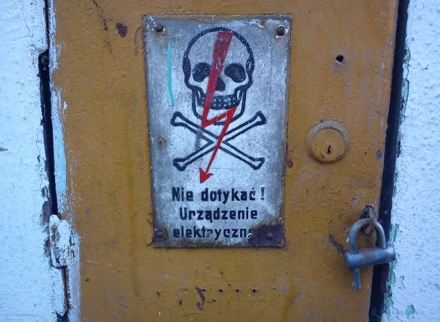 Польская версия предупреждающего знака об опасности тока
