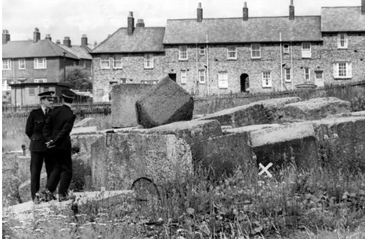 Осмотр места убийства Брайана Хоу полицией крест на месте тела