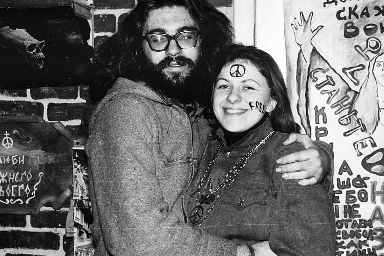 Уфимский хиппи Миша со смоленской подругой позируют на природе начало 1970-х