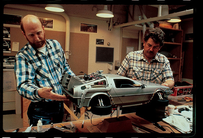 Работа над уменьшенным макетом машины времени DeLorean для съёмок &laquo;Назад в будущее&raquo;