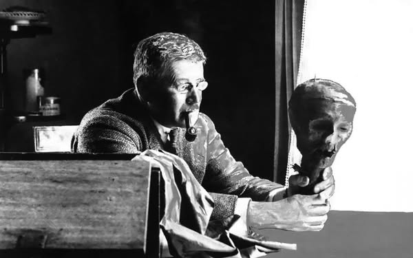 Каноник Гораций Уилкинсон с головой Оливера Кромвеля, 1949 год
