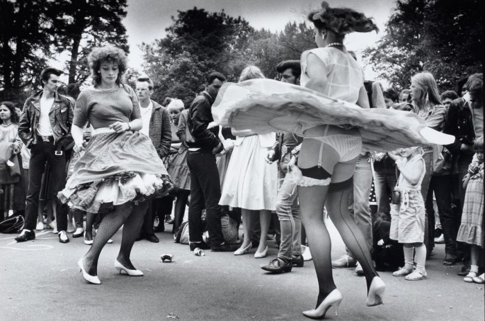 Уличные танцы в Амстердаме: динамика жизни от Эда ван дер Элскена