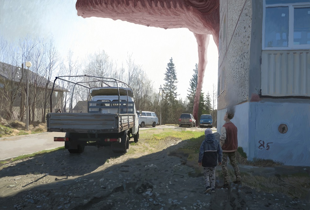 Алое чудовище возвышается над типовой застройкой панельных домов