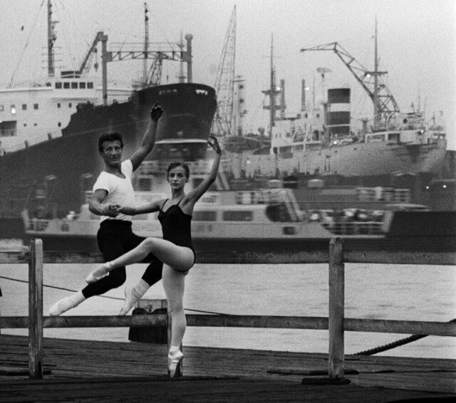 Танцоры Марианна Хиларидес и Мартин Шиперс в гавани Амстердама, 1960 год
