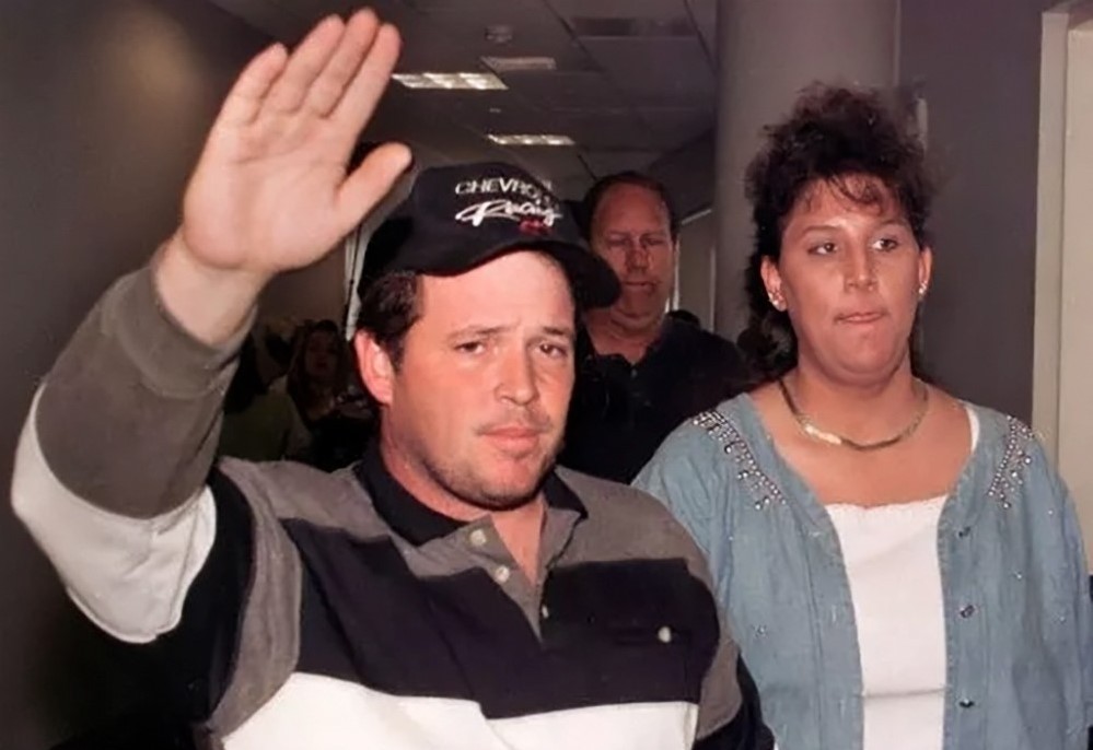 Тонда Дикерсон и ее парень в здании суда в 1999 году