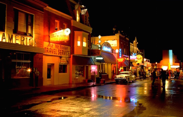 Декорации городка Хилл-Вэлли на съёмочной площадке студии Universal для фильма &laquo;Назад в будущее&raquo;