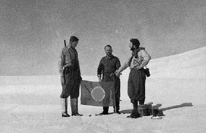 Участники немецкой экспедиции с флагом Третьего рейха в Антарктиде