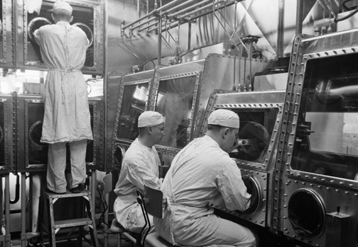 Фотография сотрудников секретной бактериологической лаборатории в защитных костюмах