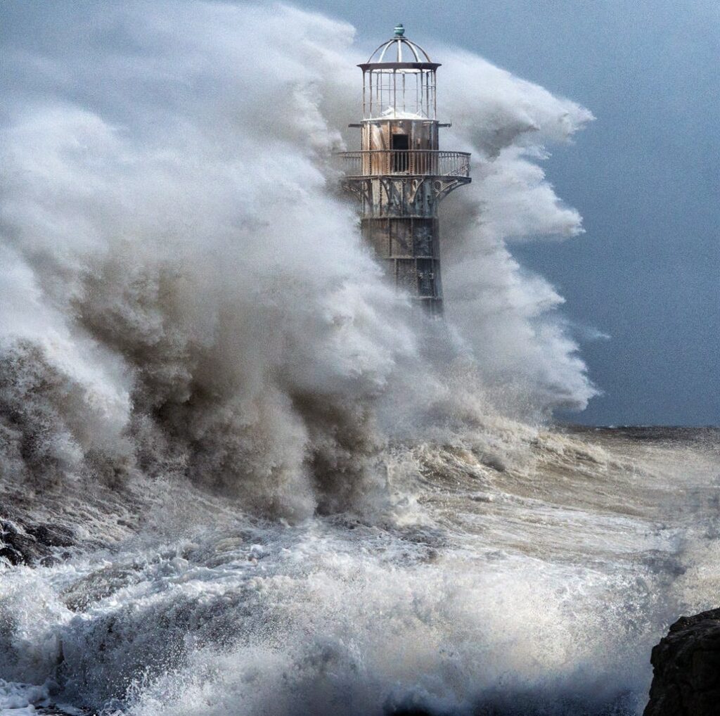 Шторм в Уайтфорде Уэльс большие волны Мэтью Джонс морская стихия