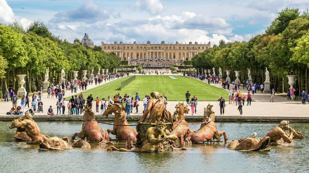 Фасад Версальского дворца с золотыми воротами и парадным двором