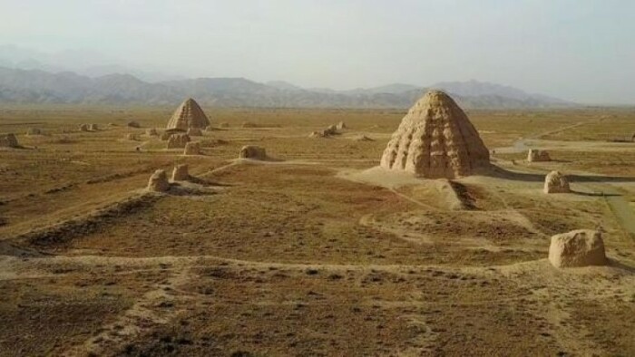 Пирамидальные буддийские ступы общий вид Хара-Хото пустыня Гоби Монголия