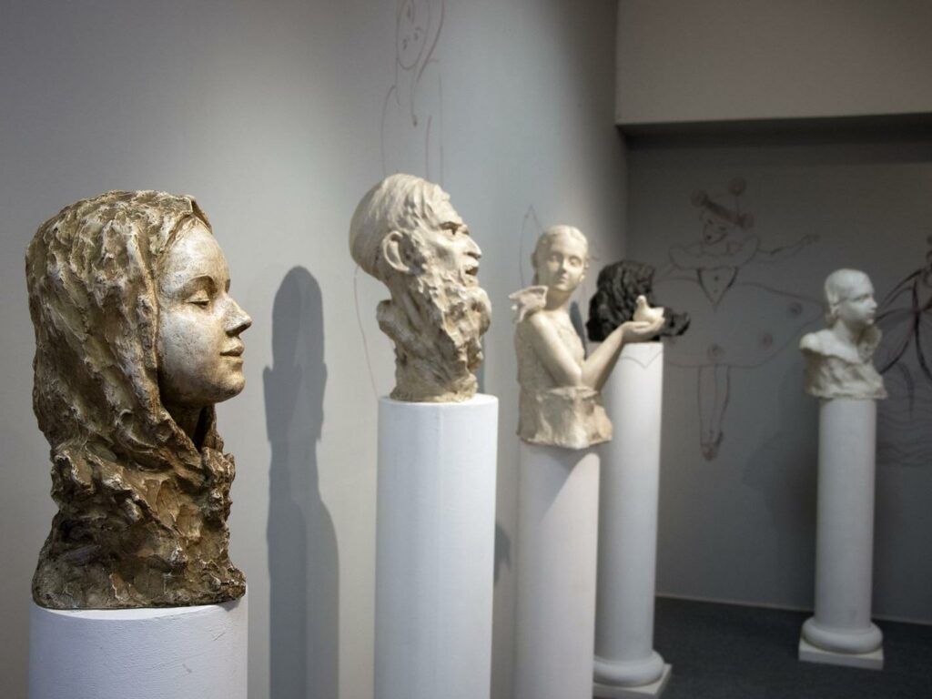 Фотография скульптур Лины По, представленных в музее