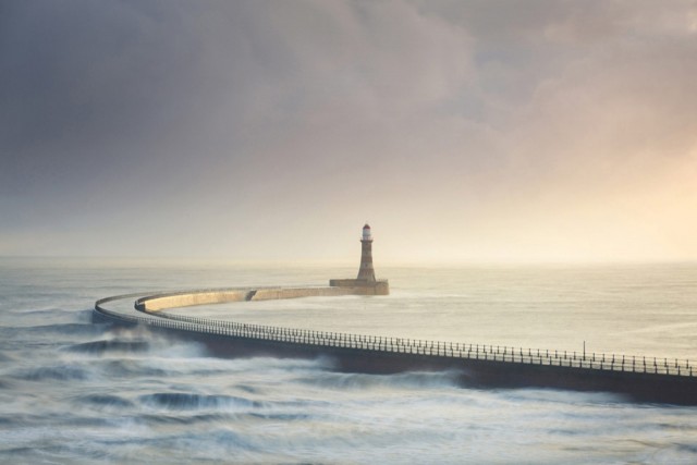 Пирс и маяк морской пейзаж Тони Хиггинсон длинная выдержка