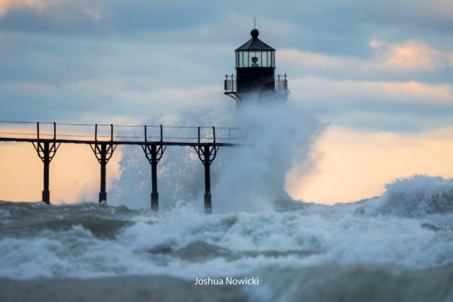 Маяк Сент-Джозеф штат Мичиган США зимний лед Джошуа Новицки