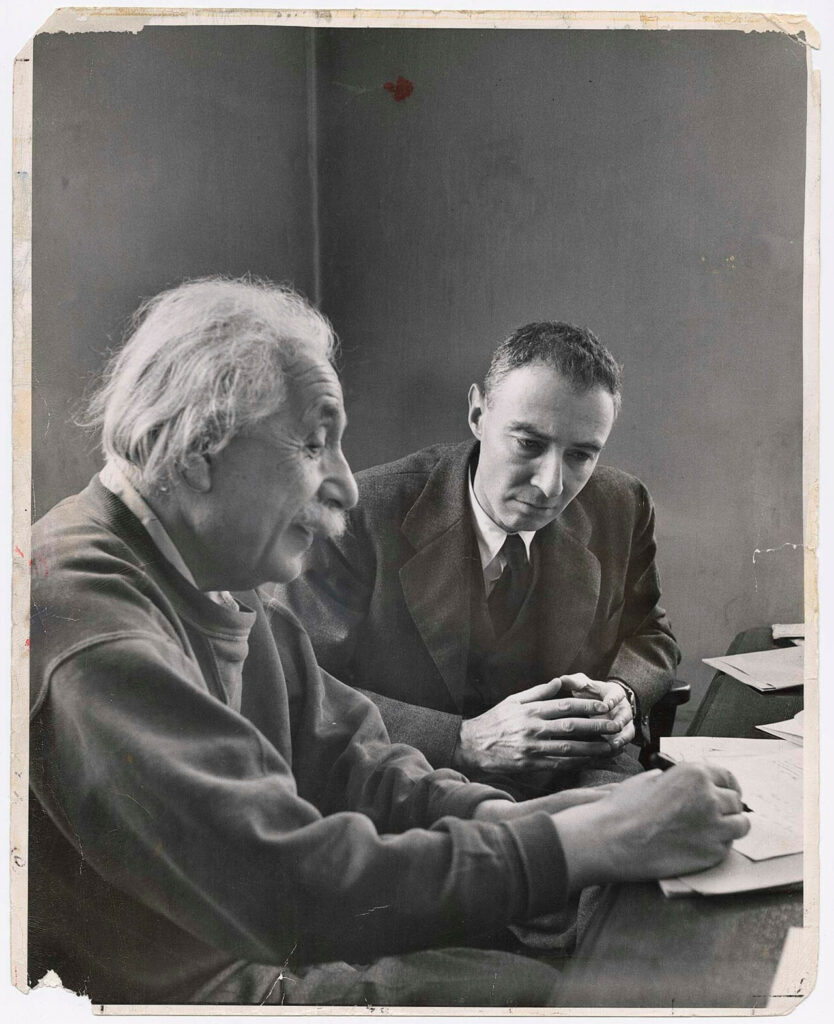 Альберт Эйнштейн и Роберт Оппенгеймер, Принстон, 1947 год