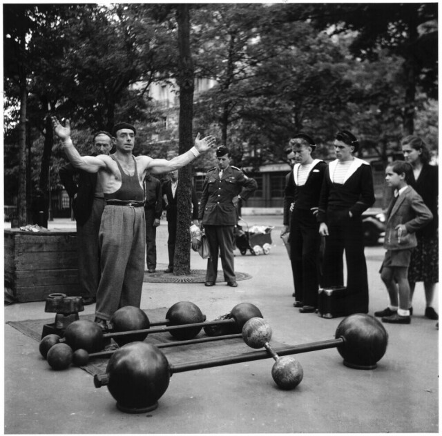 Тяжелоатлет на бульваре Рошшуар, Париж, 1950 год