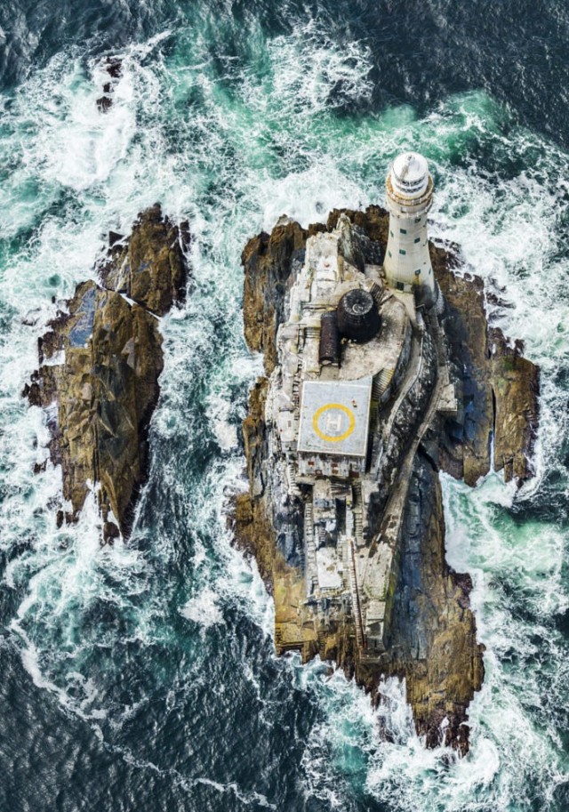 Вид на маяк сверху с дрона аэрофотосъемка Курт Арриго необычный ракурс