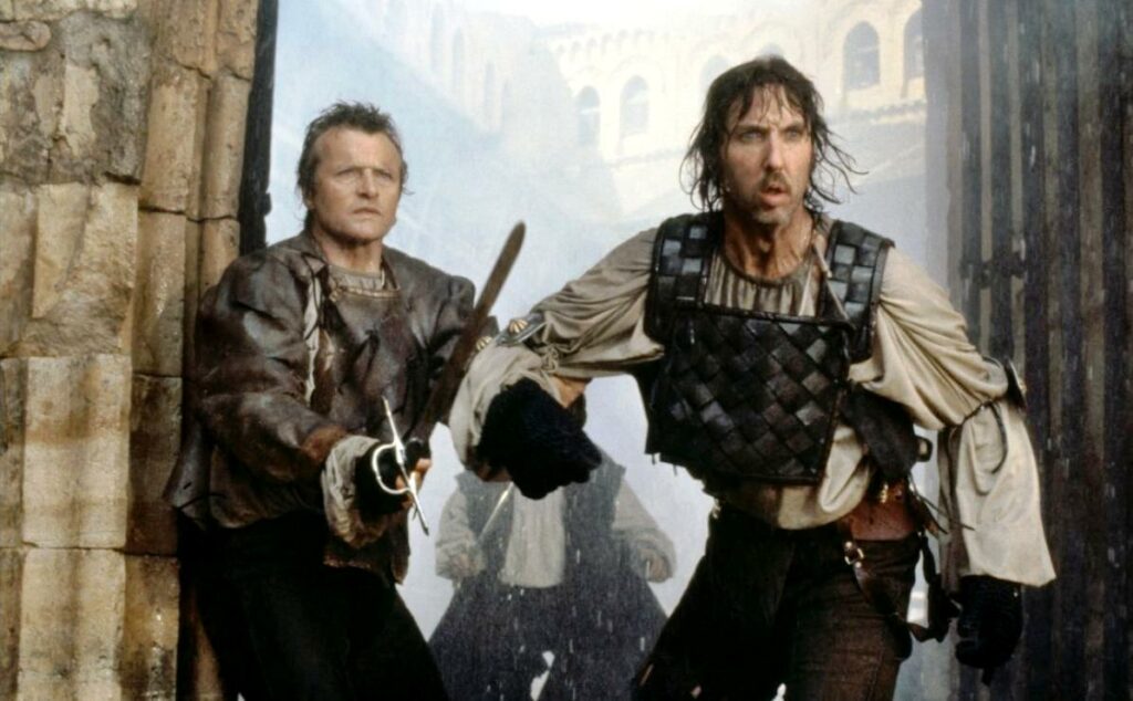 Мартин и его отряд в осаждённом замке во время чумы в «Плоти и крови»