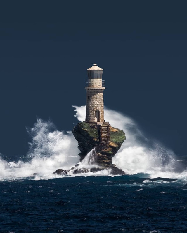 Маяк Турлитис остров Андрос Греция на скале Александрос Малапецас