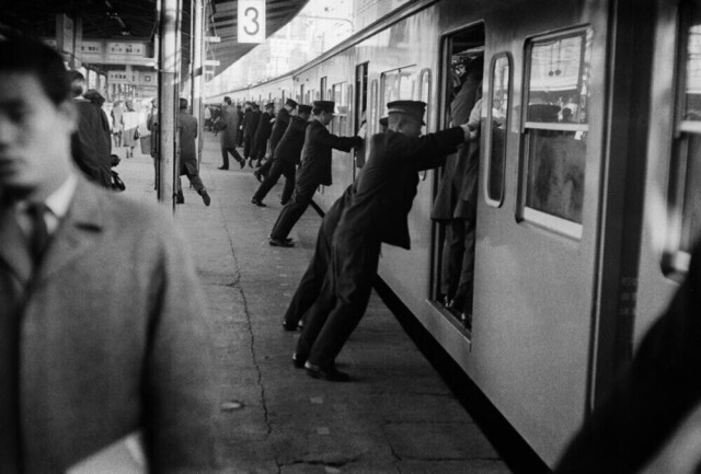 Токийский метрополитен: толпа в кадре Эда ван дер Элскена, 1959 год