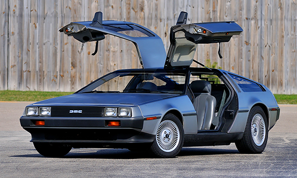 Серийный автомобиль DeLorean DMC-12 с характерными дверями-крыльями чайки