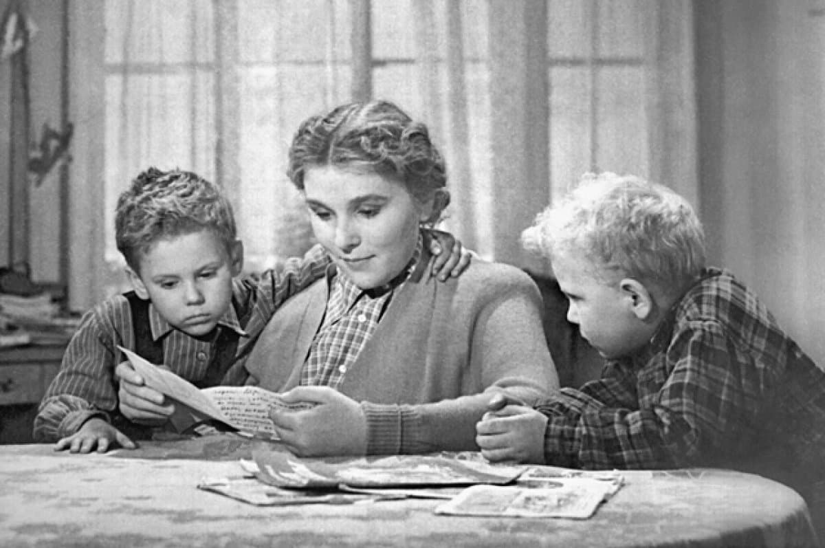 Фотография актеров в роли Чука и Гека из фильма 1953 года с матерью