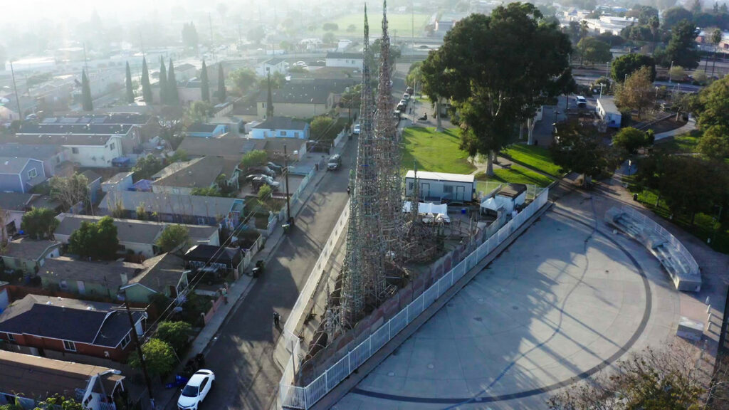 Кадр участка земли в Уоттсе треугольной формы, принадлежавшего Саймону Родиа