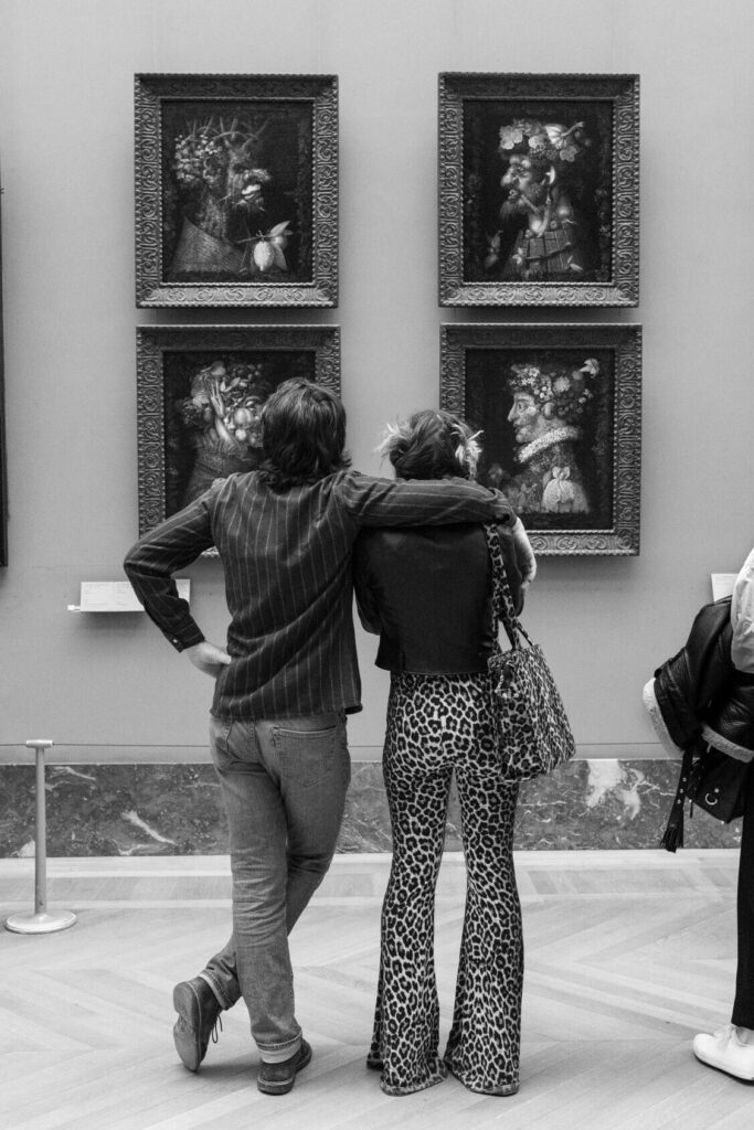 Посетители в Лувре работа Gérard Uféras февраль 2018