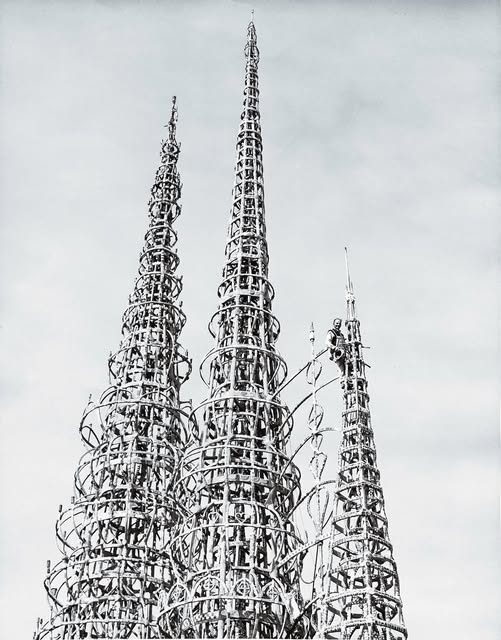 Снимок Саймона Родиа за работой над одной из своих башен