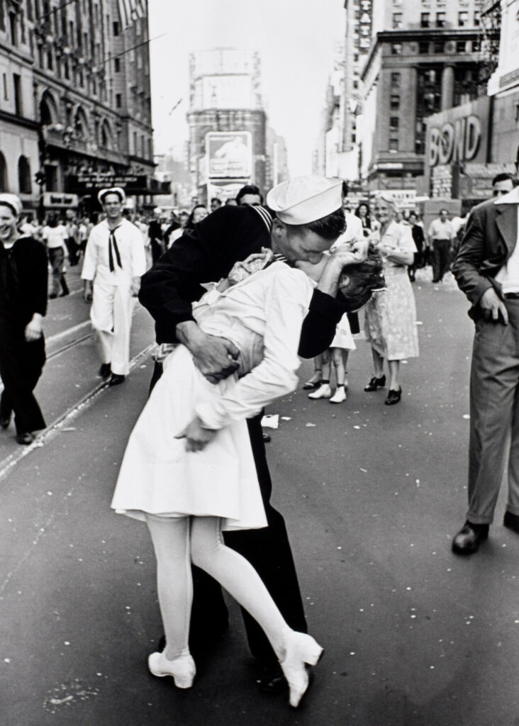Поцелуй на Таймс-сквер, 14 августа 1945, фото Эйзенштадта &mdash; День победы над Японией